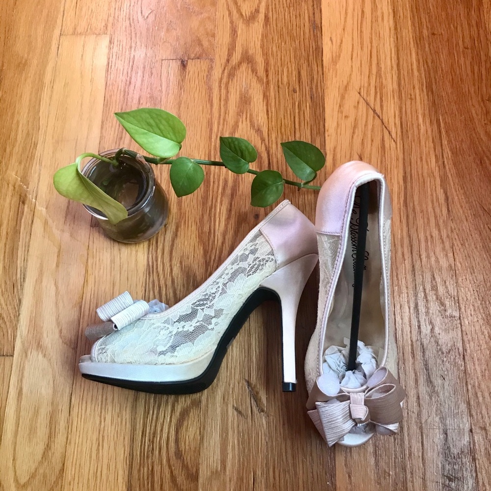NWOT De Blossom Sexy Lace Beige Platforms